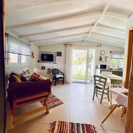 Under The Vine Garden House شقة Platánion