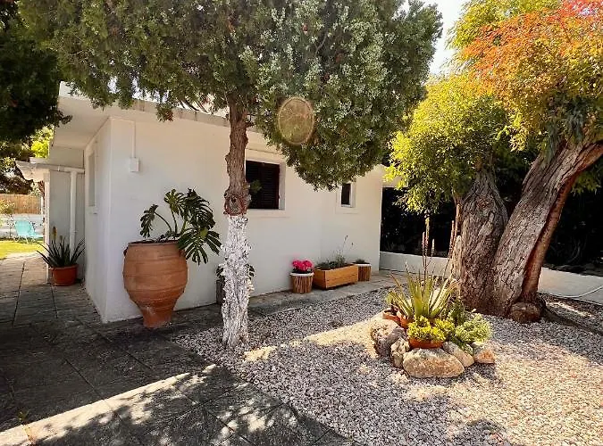 Under The Vine Garden House شقة Platánion