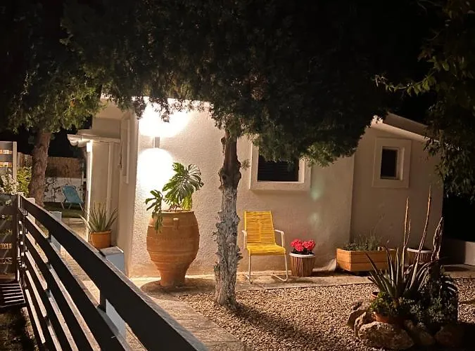 Under The Vine Garden House Platánion