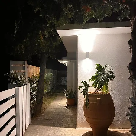 Under The Vine Garden House 아파트 Platánion